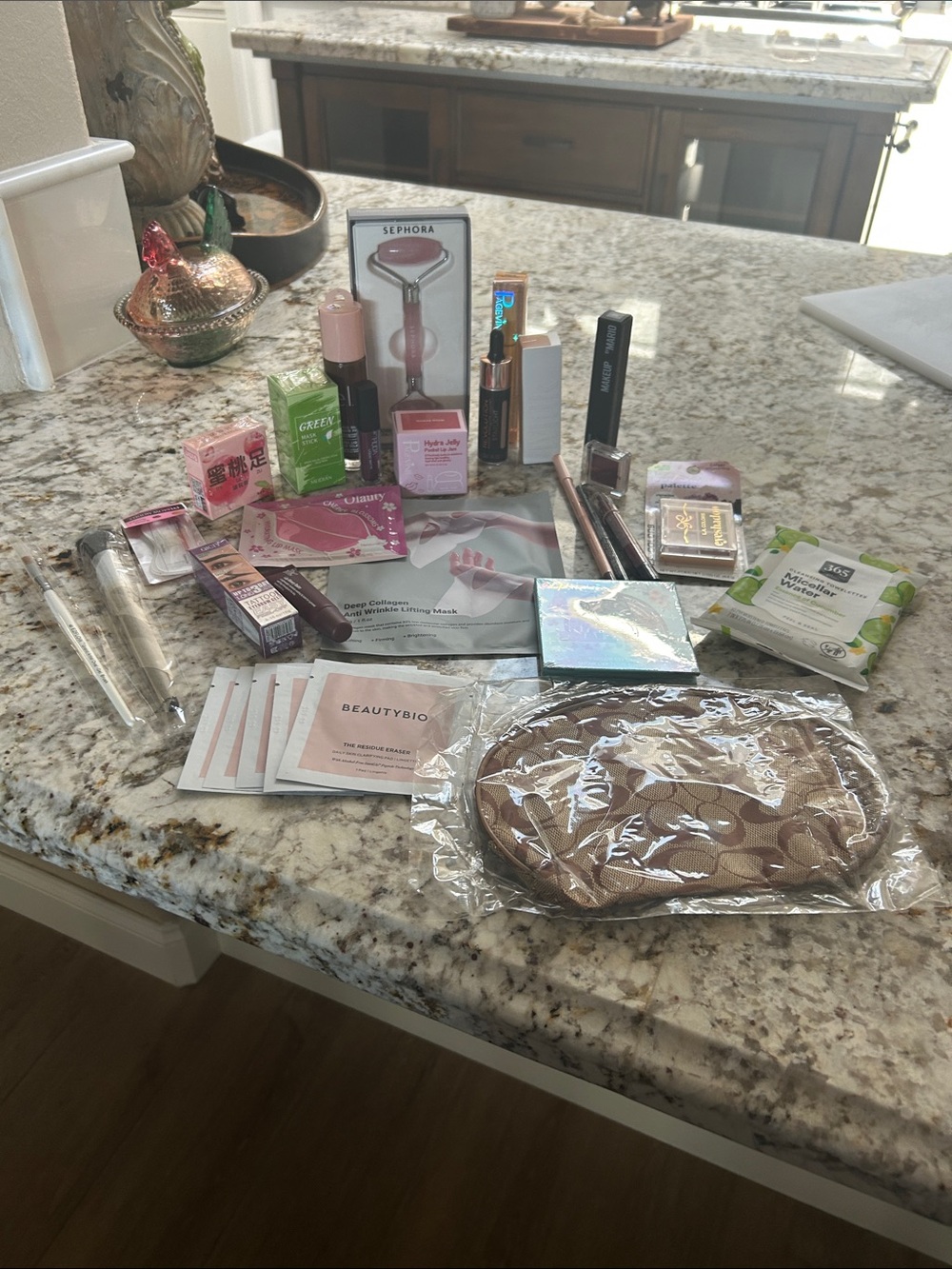 Pink Facial Roller & Beauty Set 30 items great assortment. Great quality